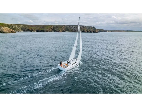 Oceanis 37.1 - Boatscribe.com