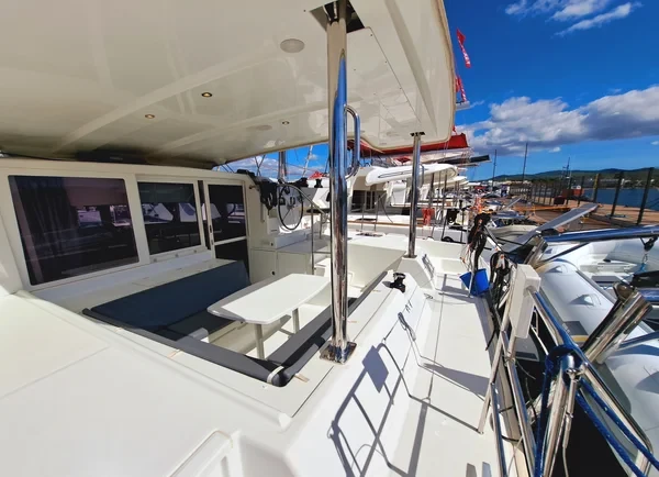 Lagoon 421 - Boatscribe.com