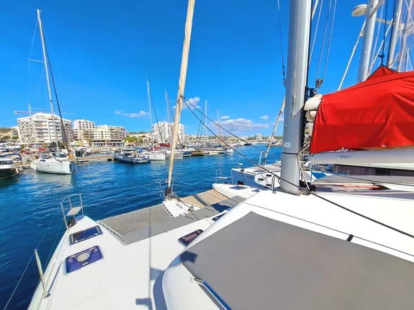 Lagoon 421 - Boatscribe.com