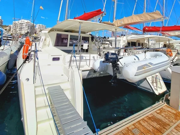 Lagoon 421 - Boatscribe.com