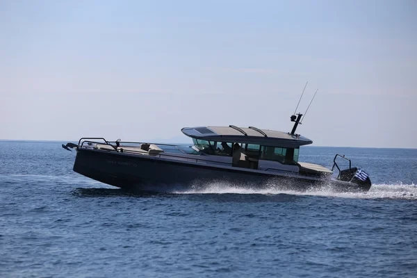 Axopar 37 XC Cross Cabin - Boatscribe.com