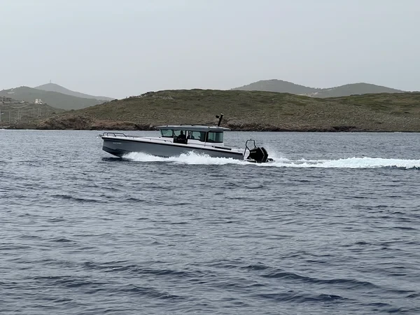 Axopar 37 XC Cross Cabin - Boatscribe.com
