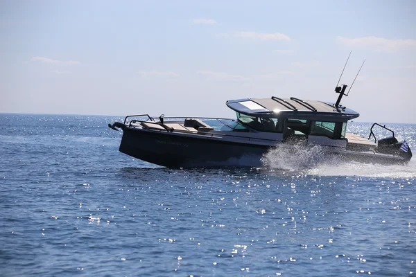 Axopar 37 XC Cross Cabin - Boatscribe.com