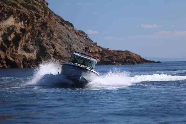 Axopar 37 XC Cross Cabin - Boatscribe.com