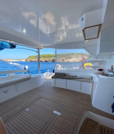 Privilege 615 - Boatscribe.com