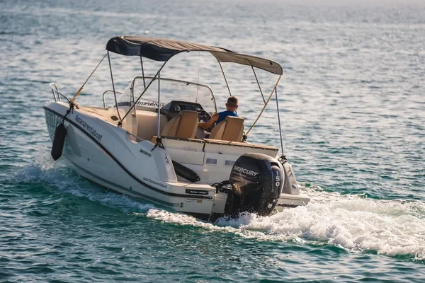 Quicksilver 605 Sundeck - Boatscribe.com