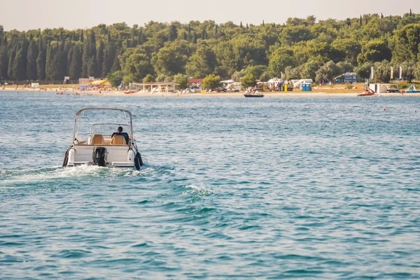Quicksilver 605 Sundeck - Boatscribe.com