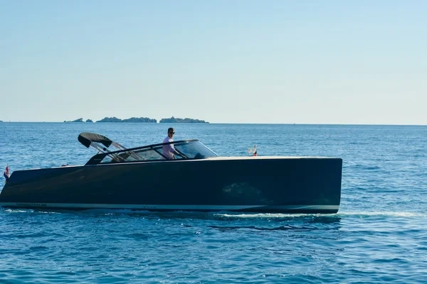 Van Dutch 32 - Boatscribe.com