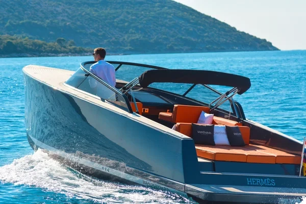 Van Dutch 32 - Boatscribe.com