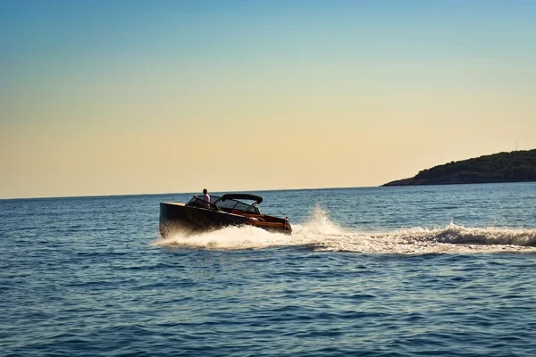 Van Dutch 32 - Boatscribe.com