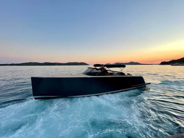 Van Dutch 32 - Boatscribe.com