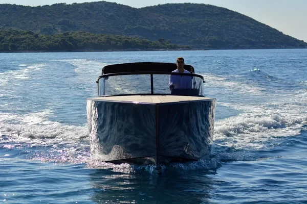 Van Dutch 32 - Boatscribe.com