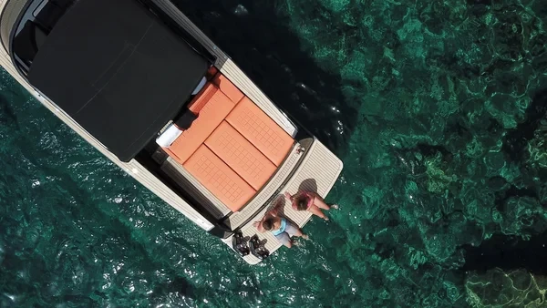 Van Dutch 32 - Boatscribe.com