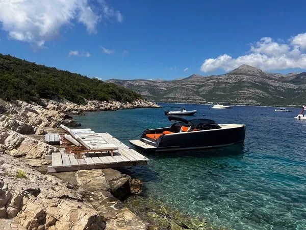 Van Dutch 32 - Boatscribe.com