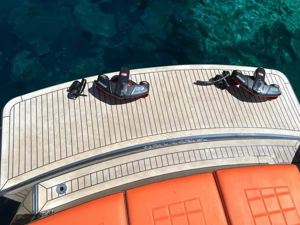 Van Dutch 32 - Boatscribe.com