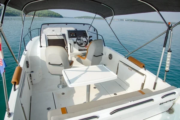 Beneteau Flyer 8 - Boatscribe.com