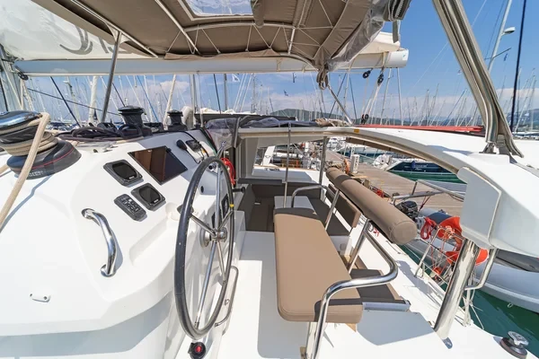 Lagoon 400 S2 - Boatscribe.com