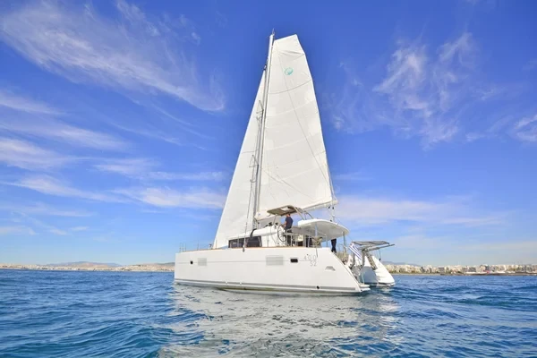 Lagoon 400 S2 - Boatscribe.com