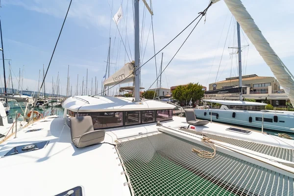 Lagoon 400 S2 - Boatscribe.com