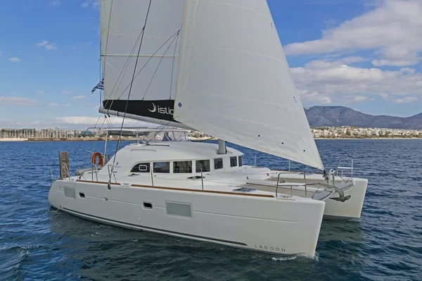 Lagoon 380 - Boatscribe.com