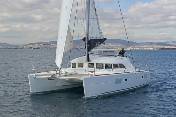 Lagoon 380 - Boatscribe.com