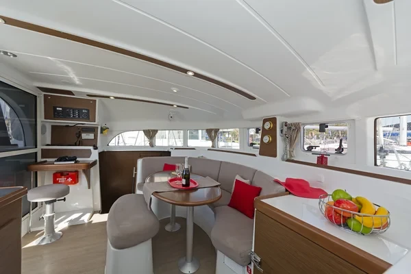 Lagoon 380 - Boatscribe.com