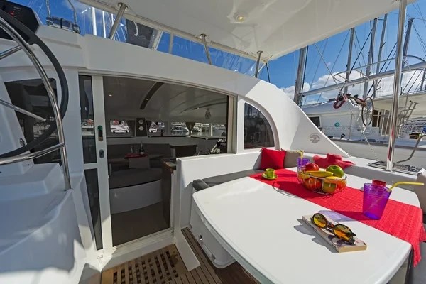 Lagoon 380 - Boatscribe.com