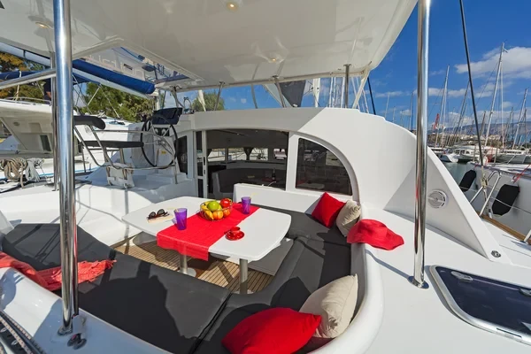 Lagoon 380 - Boatscribe.com