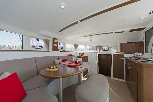 Lagoon 380 - Boatscribe.com