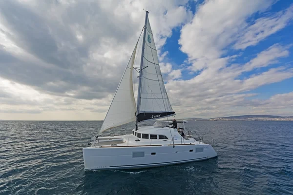 Lagoon 380 - Boatscribe.com