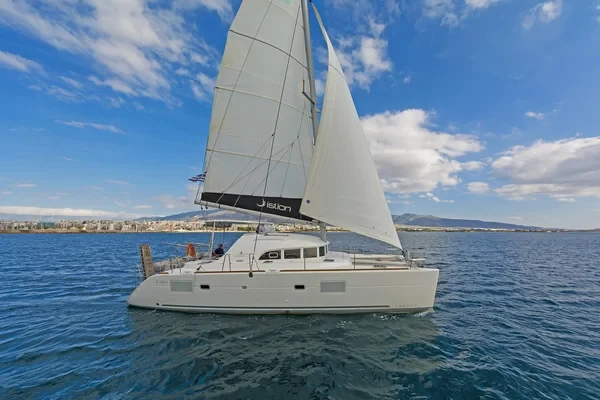 Lagoon 380 - Boatscribe.com