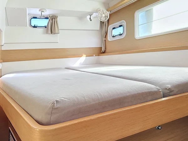Lagoon 400 S2 - Boatscribe.com