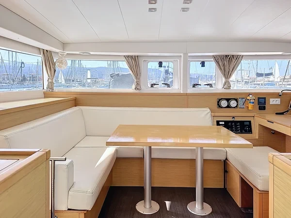 Lagoon 400 S2 - Boatscribe.com