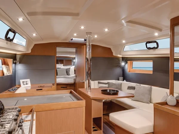 Sunsail 424 - Boatscribe.com