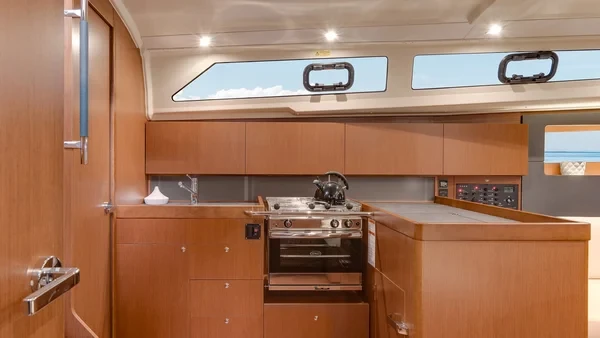 Sunsail 424 - Boatscribe.com