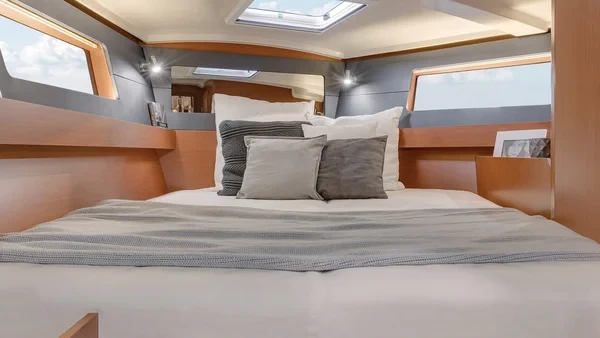 Sunsail 424 - Boatscribe.com