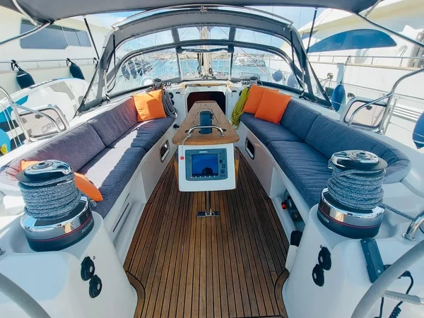 Oceanis 523 - Boatscribe.com