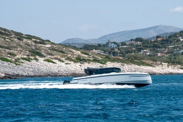 Saxdor 320 GTC - Boatscribe.com