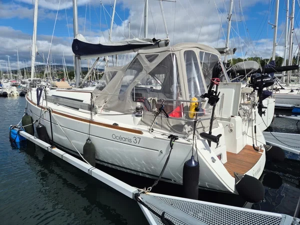 Oceanis 37 - Boatscribe.com