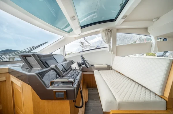 Galeon 430 Skydeck - Boatscribe.com