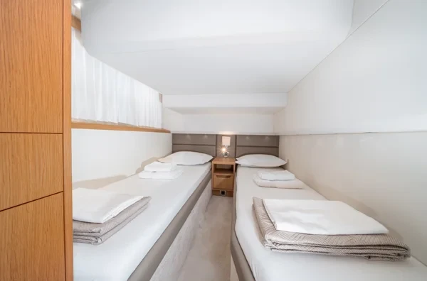 Galeon 430 Skydeck - Boatscribe.com