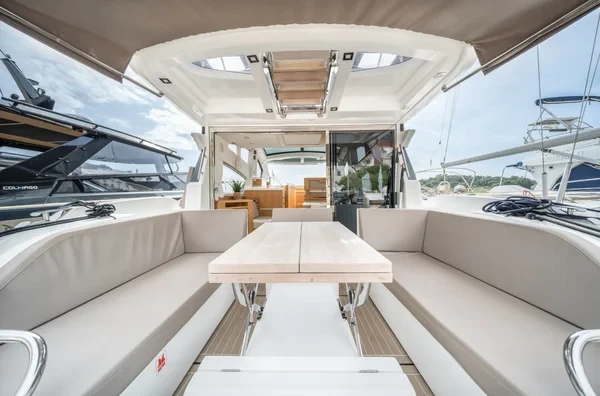 Galeon 430 Skydeck - Boatscribe.com