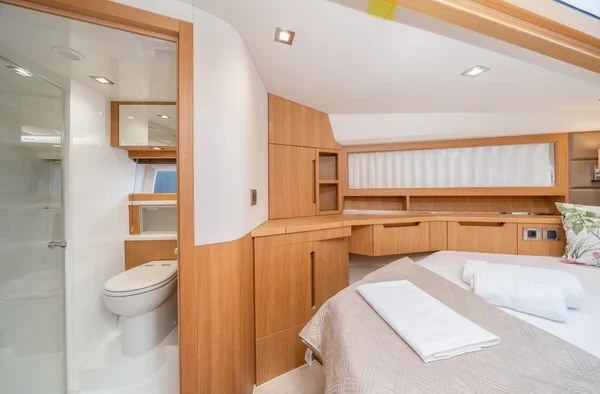 Galeon 430 Skydeck - Boatscribe.com