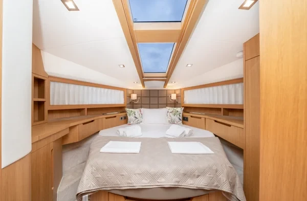 Galeon 430 Skydeck - Boatscribe.com