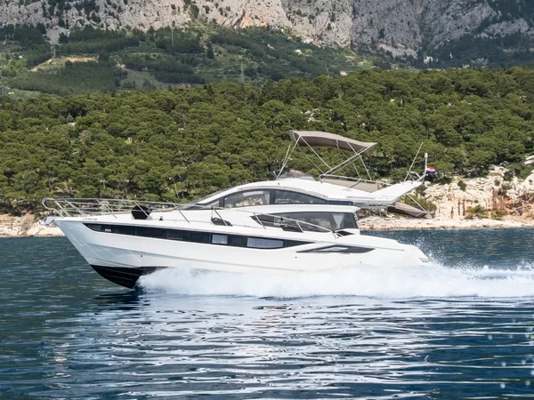Galeon 430 Skydeck - Boatscribe.com