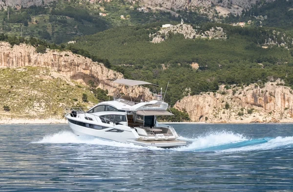 Galeon 430 Skydeck - Boatscribe.com