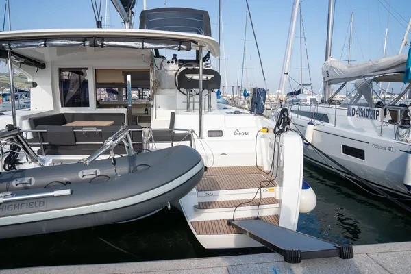 Lagoon 40 - Boatscribe.com