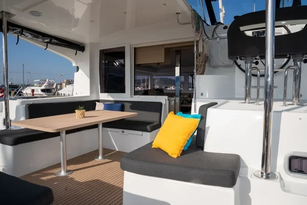 Lagoon 40 - Boatscribe.com