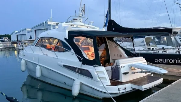Sealine C390 - Boatscribe.com