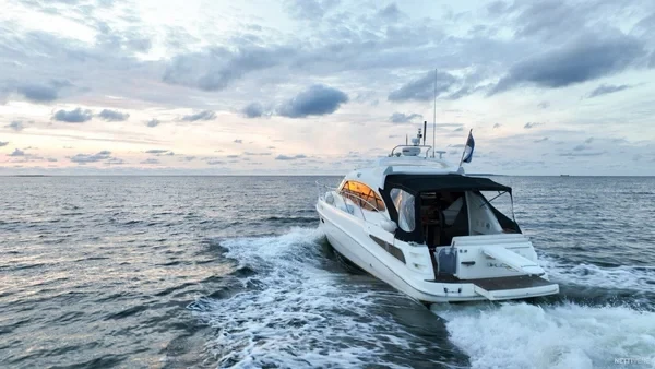 Sealine C390 - Boatscribe.com